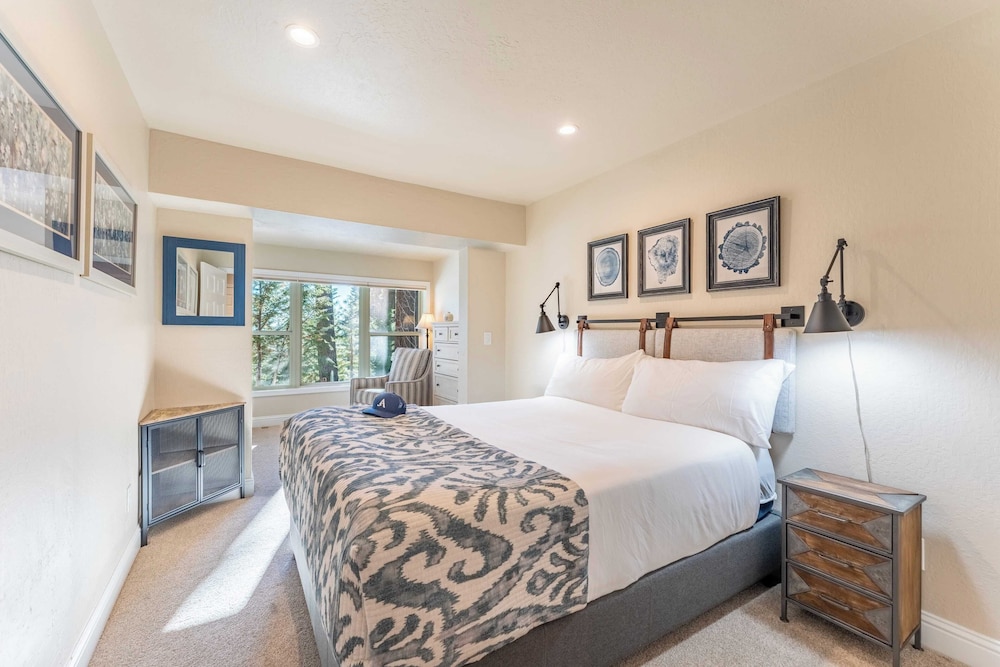 Views + Mins to Skiing, Lake, & Incline Village Incline Serenity by Avantstay