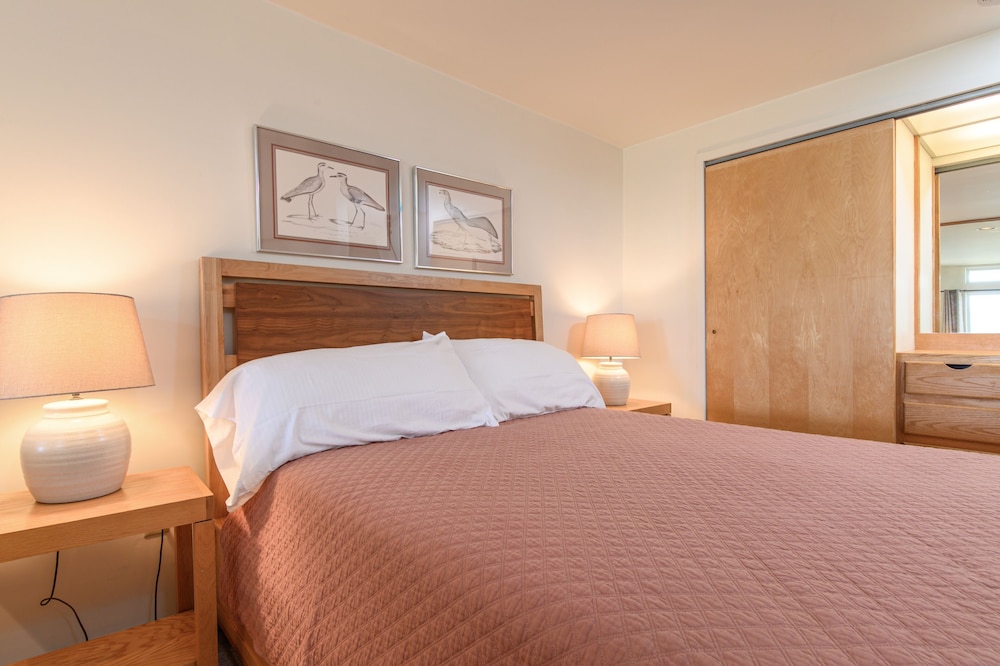 203 Village Gate 1 Bedroom Condo