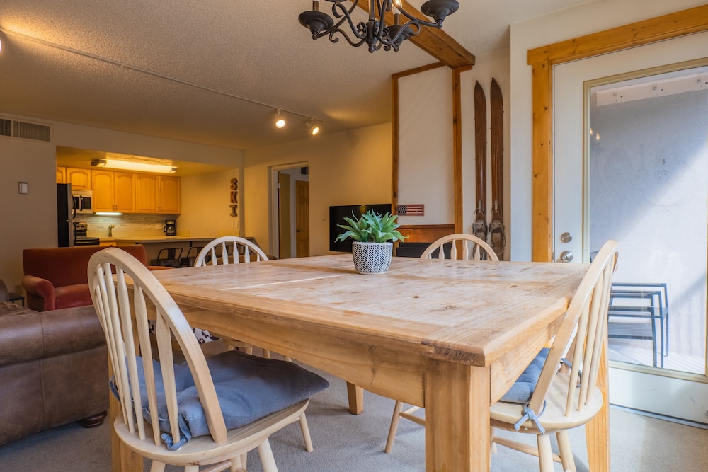 Comfortable Cozy Condo - Short Walk to American Eagle Lift - SH402 by RedAwning