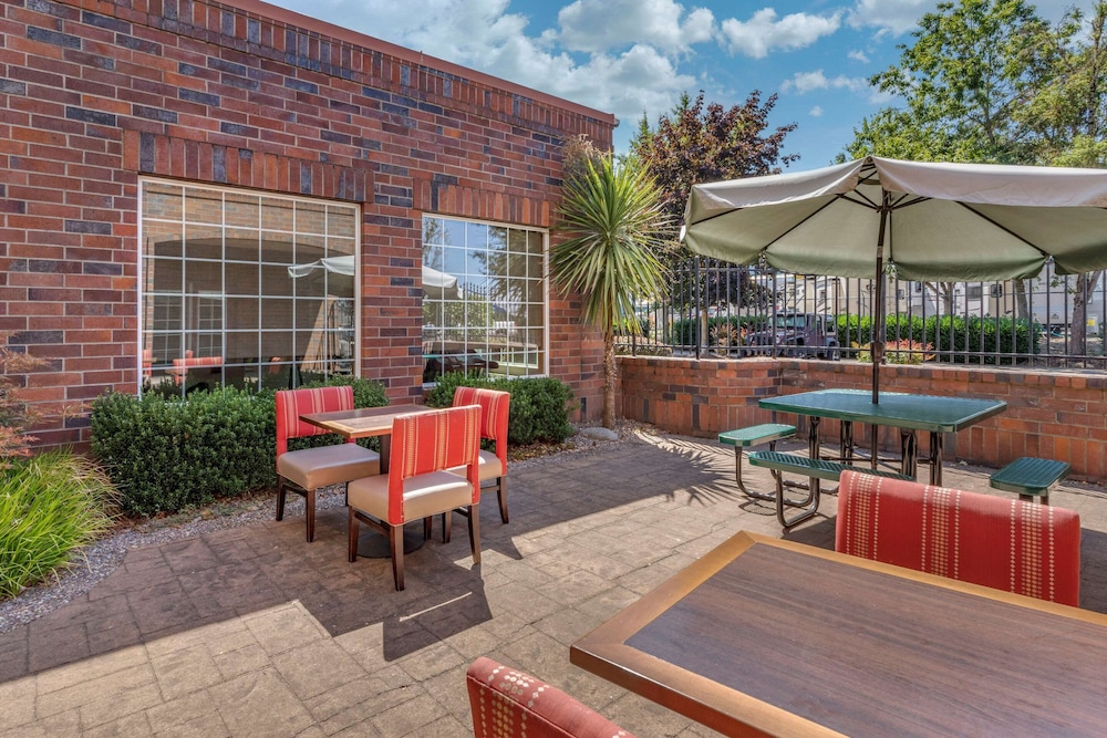 Albany Vacations - Comfort Suites Linn County - Property Image 4