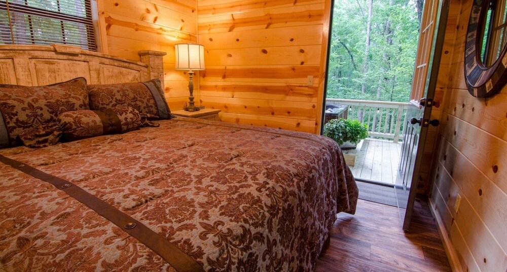 Arabella Cozy Nest With Hot Tub and Fire Pit in the Backyard by Redawning view 2