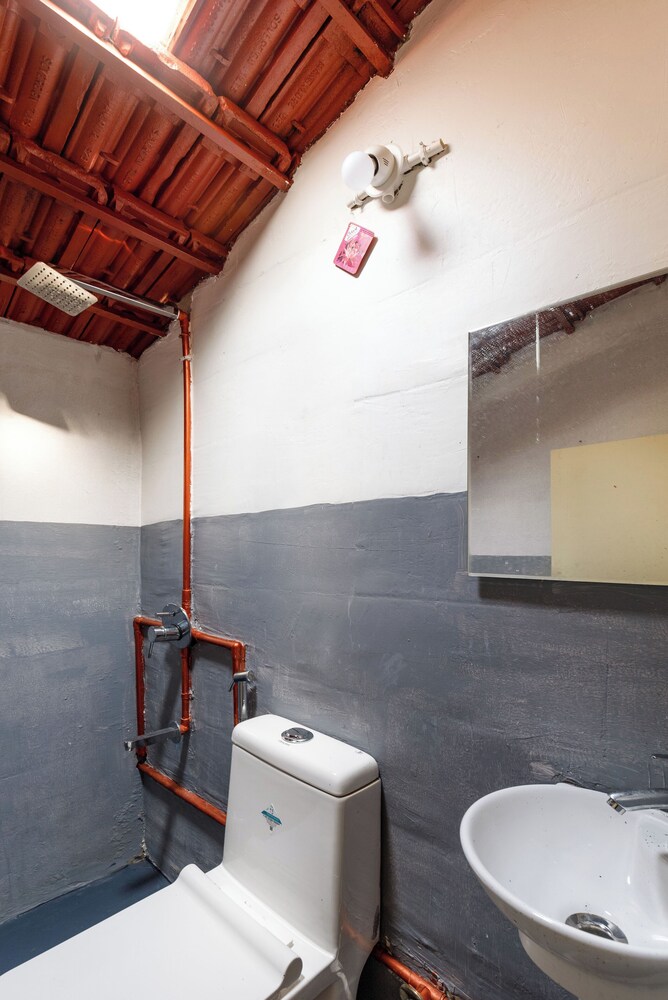 Underground Hostel By Bilwa Estate