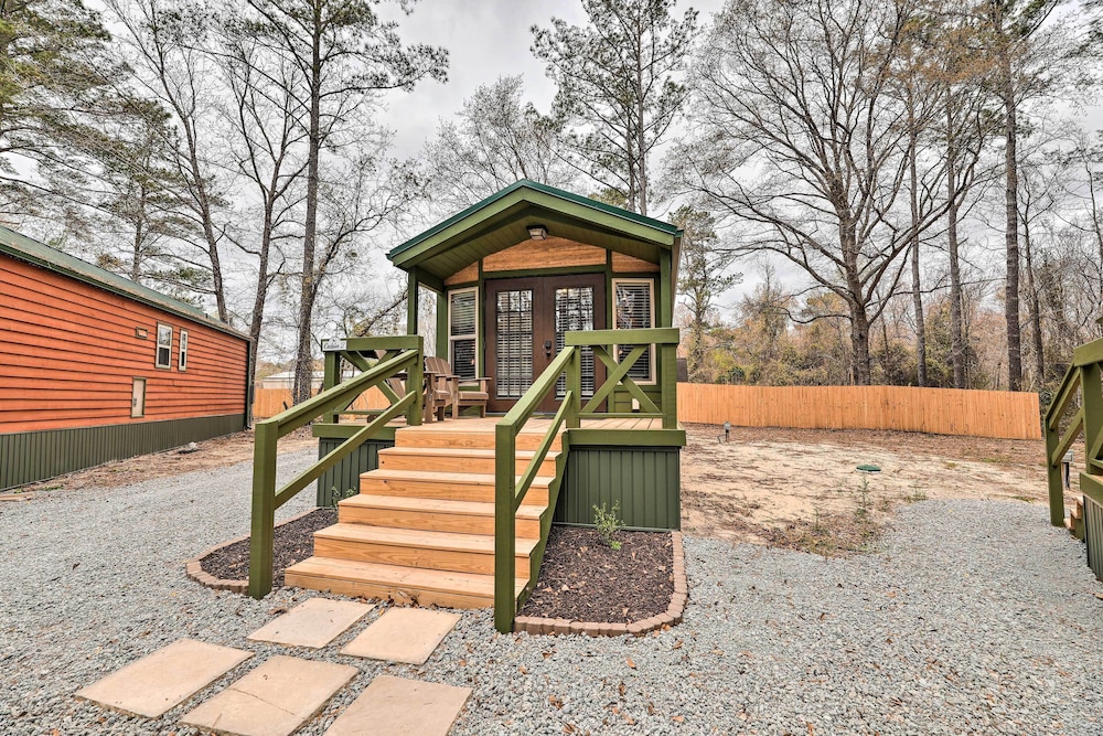 Beautiful New Bern Studio Cabin w/ Fire Pit! view 4