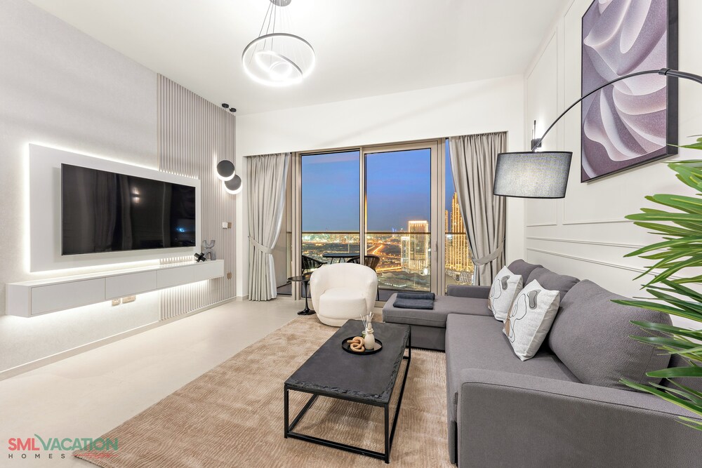 SML Vacation Homes - Sky High Apartments with Burj Khalifa and Dubai Fountain Views @ Grande Signature, Downtown Dubai