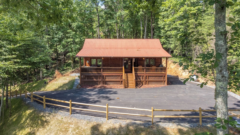 Cottage w/ Hot Tub: 3 Mi to Downtown Blue Ridge!