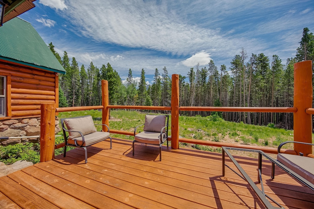 Longs Peak Cabin - Monthly Long-term Vacation Rental 30 Days -- Estes Park 3 Bedroom Cabin by RedAwning - Property Image 2