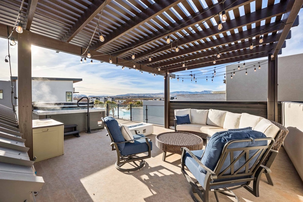 Vinnie's Beach House 6 Bedroom Home view 5