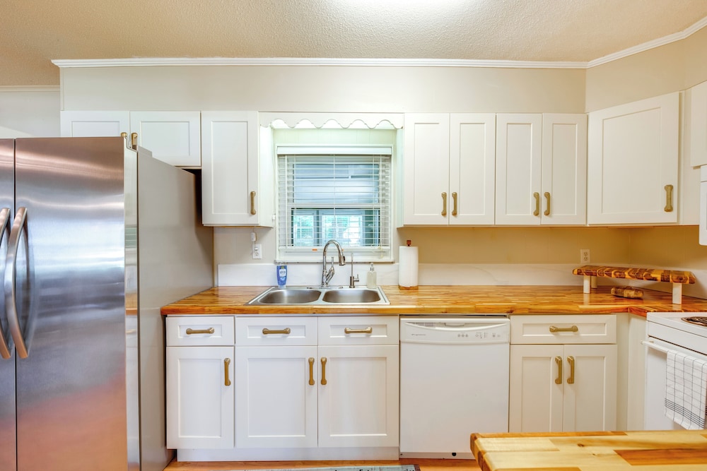 Fish, Relax & Repeat: Home w/ Yard in Eastpoint!