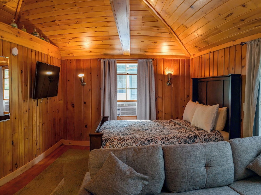 Hinckleys Dreamwood Cottages