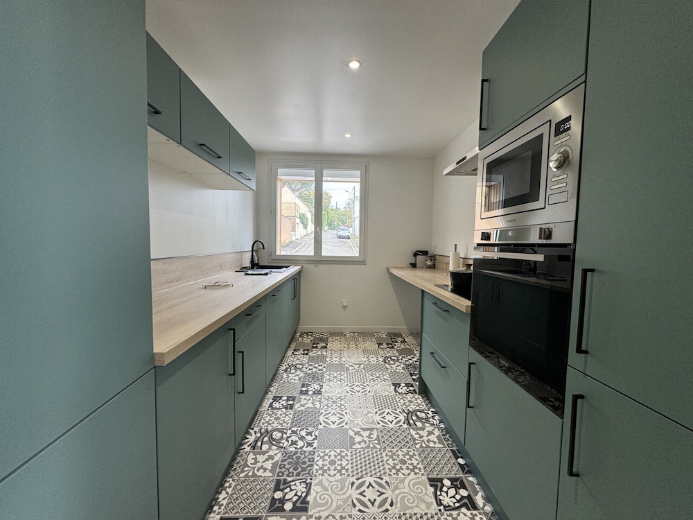 Peaceful Home With Terrace & Parking