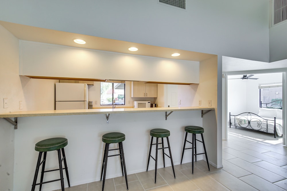 Pet-friendly Palm Desert Retreat: Golf Course View
