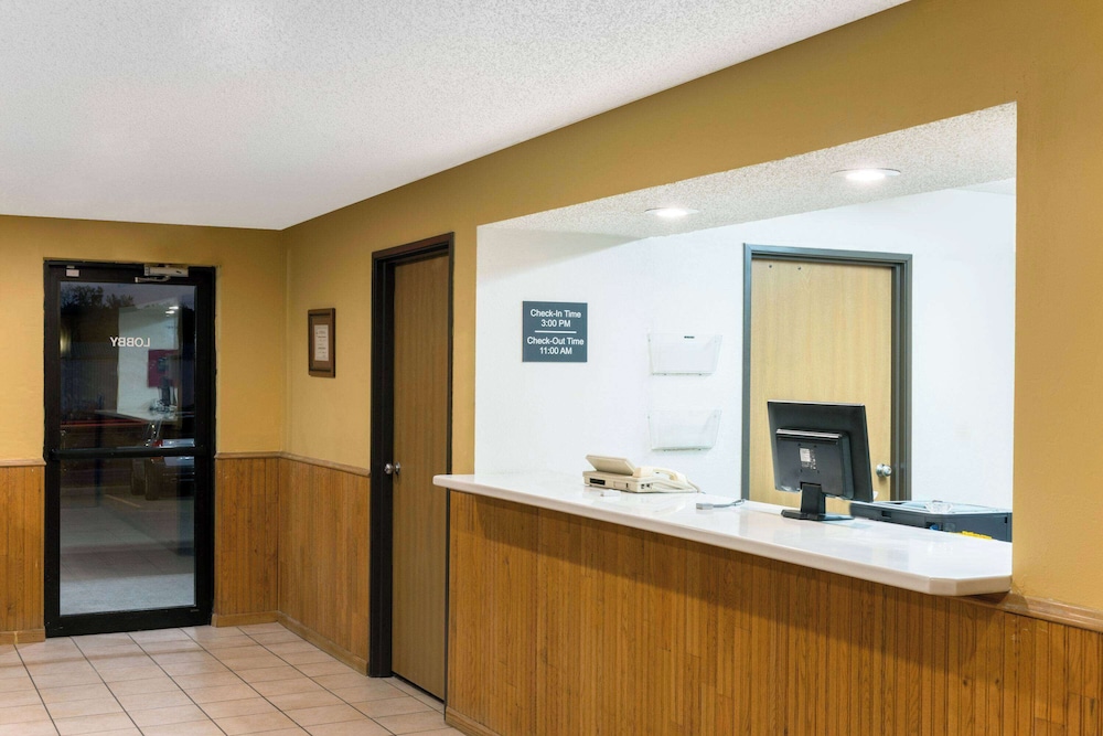 Super 8 by Wyndham Warrenton view 3