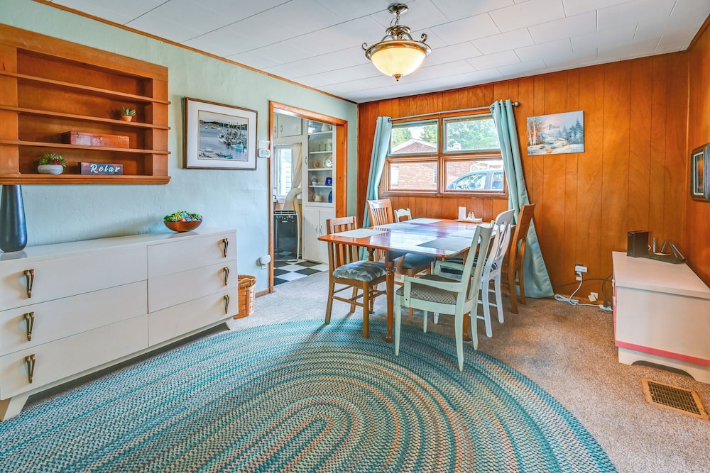 Boat & Unwind! Charming Atwood Lake Farmhouse