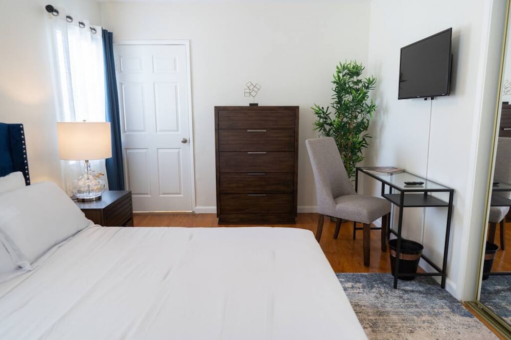 Disneyland Renovated 3BR Fullerton House w Garage Fenced Yard p56