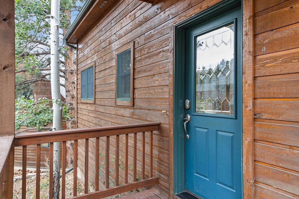 Solitude Beaver #3 - Estes Park 2 Bedroom Condo by RedAwning
