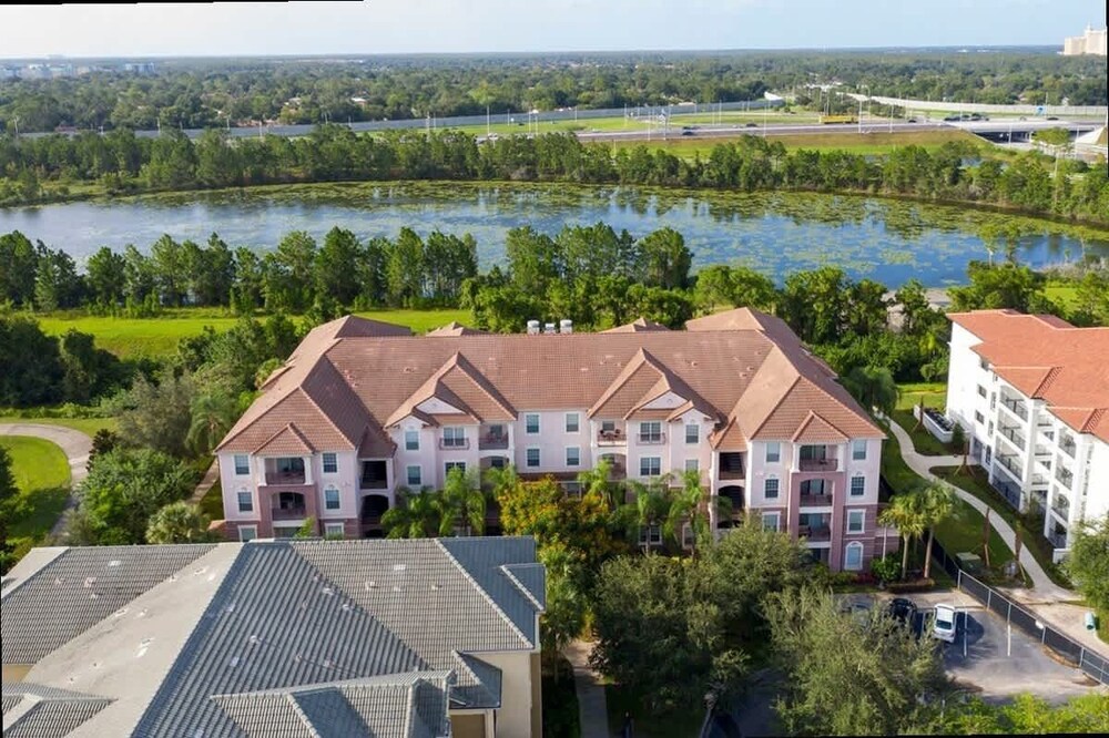Spacious 2Bd Condo - Pool Hot Tub - Near I-drive