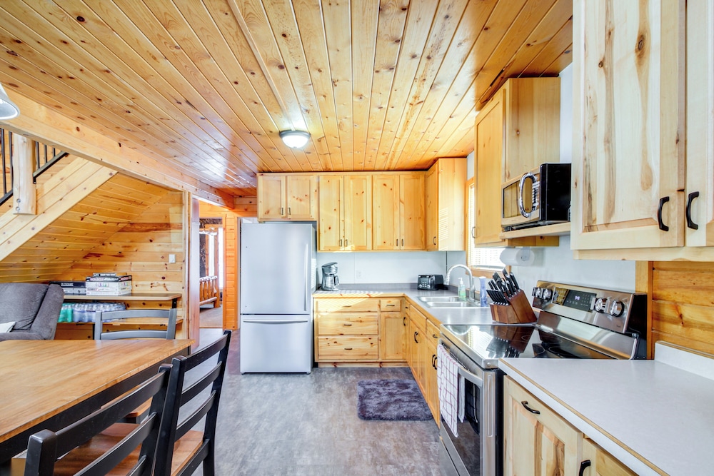 6 Mi to Spider Lake ATV Trails: Cabin w/ Fire Pit