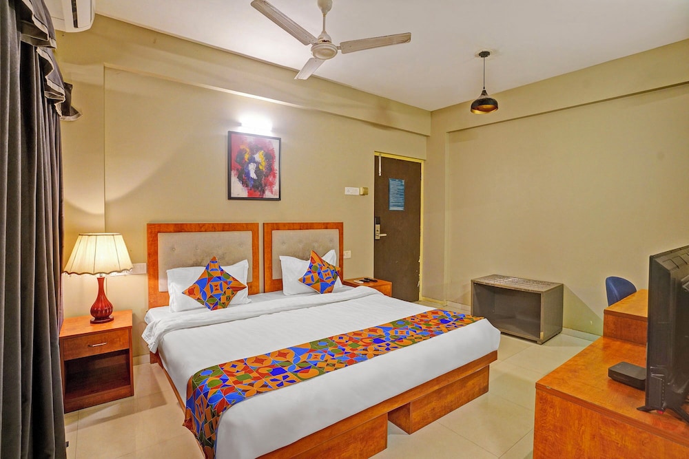 Fabhotel Charvi Reemz