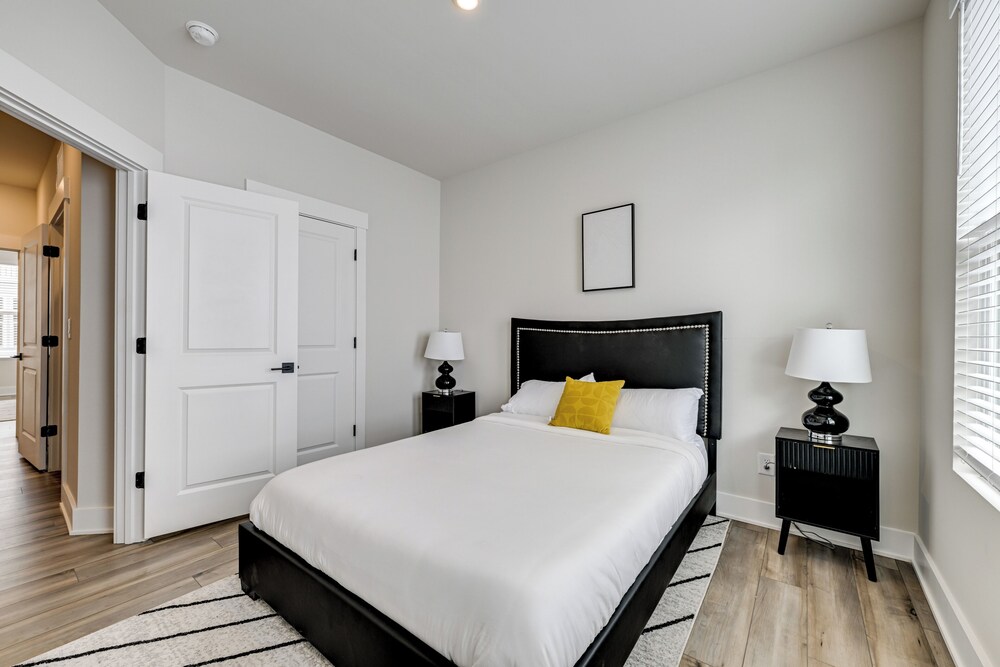 2 Mi to Uptown Charlotte: Family Townhome!