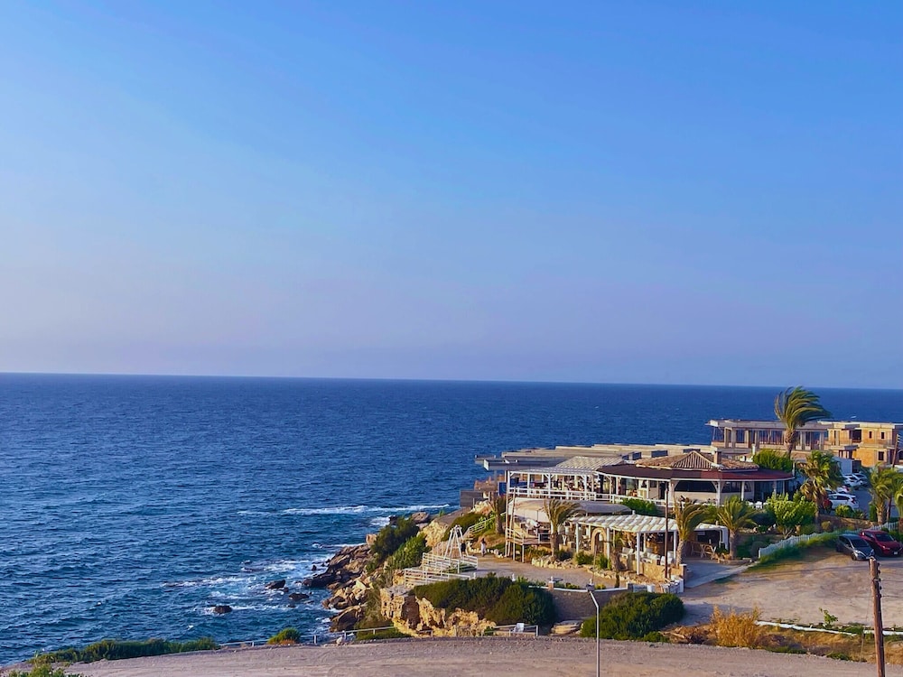 MY Wake Up by the Sea · Oceanfront Garden Retreat With Pool