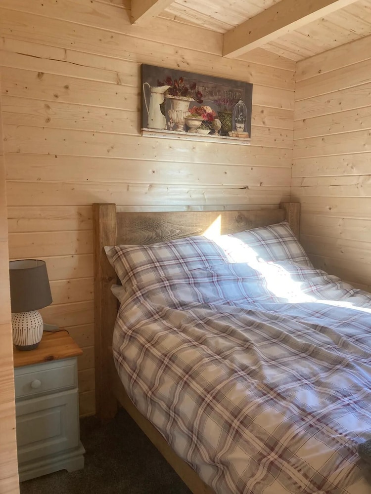 Captivating 1-bed Lodge in Chesterfield view 3