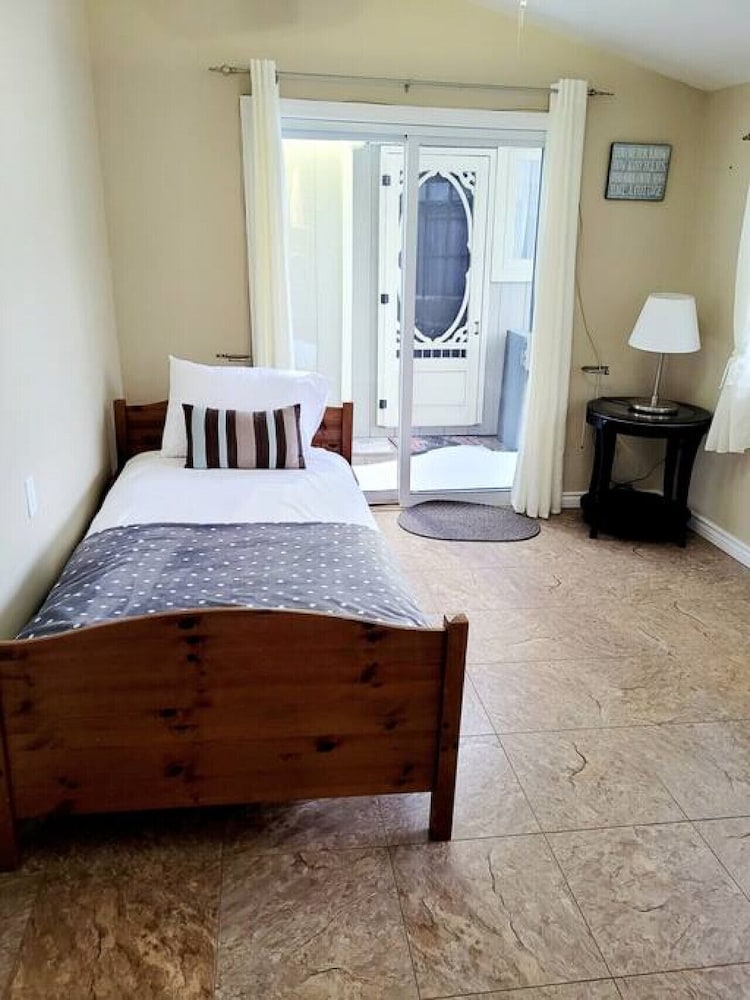 Pines Bay Waterfront Cottage With Hot tub