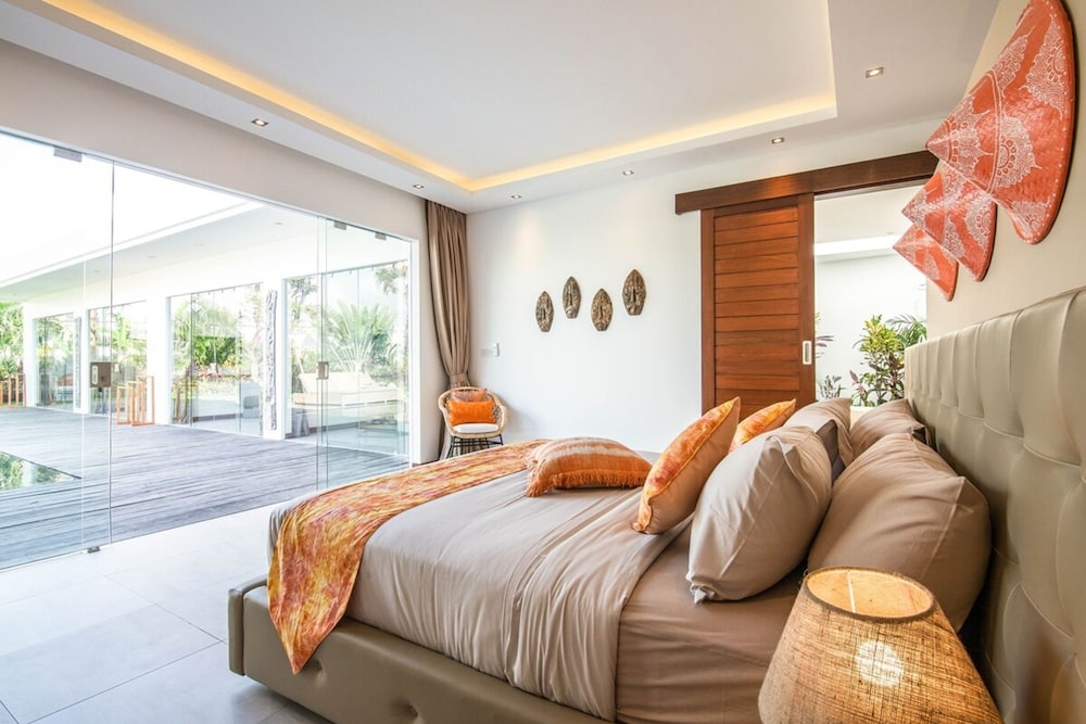 Villa 15 Stunning 6 BR Villa 400m to Beach