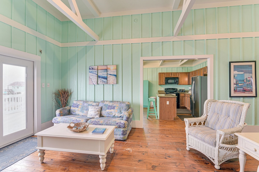 Walk to Beach: Home w/ Hot Tub & Deck in Gilchrist
