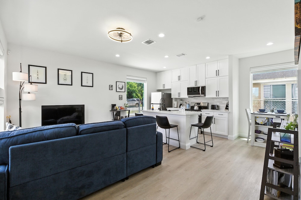 Houston Cozy Retreat 3br 3ba Downtown Views 3 Bedroom Duplex