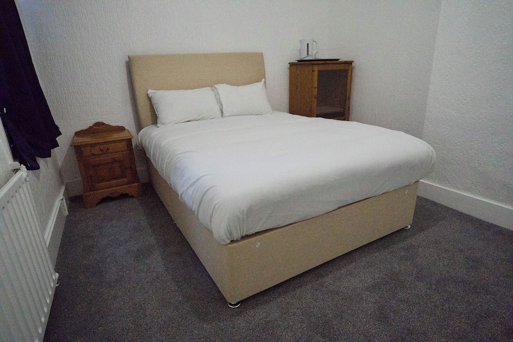 Horley Vacations - Gatwick Birchwood Lodge - Property Image 1
