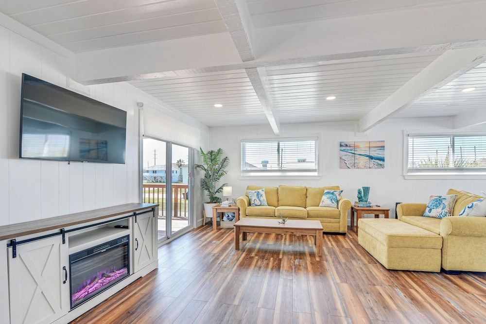 Pet-friendly Galveston Home: Walk to Beaches!