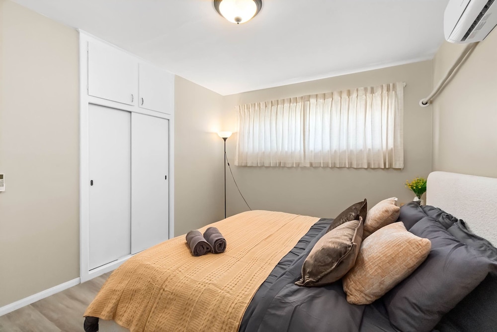 Cozy 2BR Home With Bright Interior Relaxing Patio