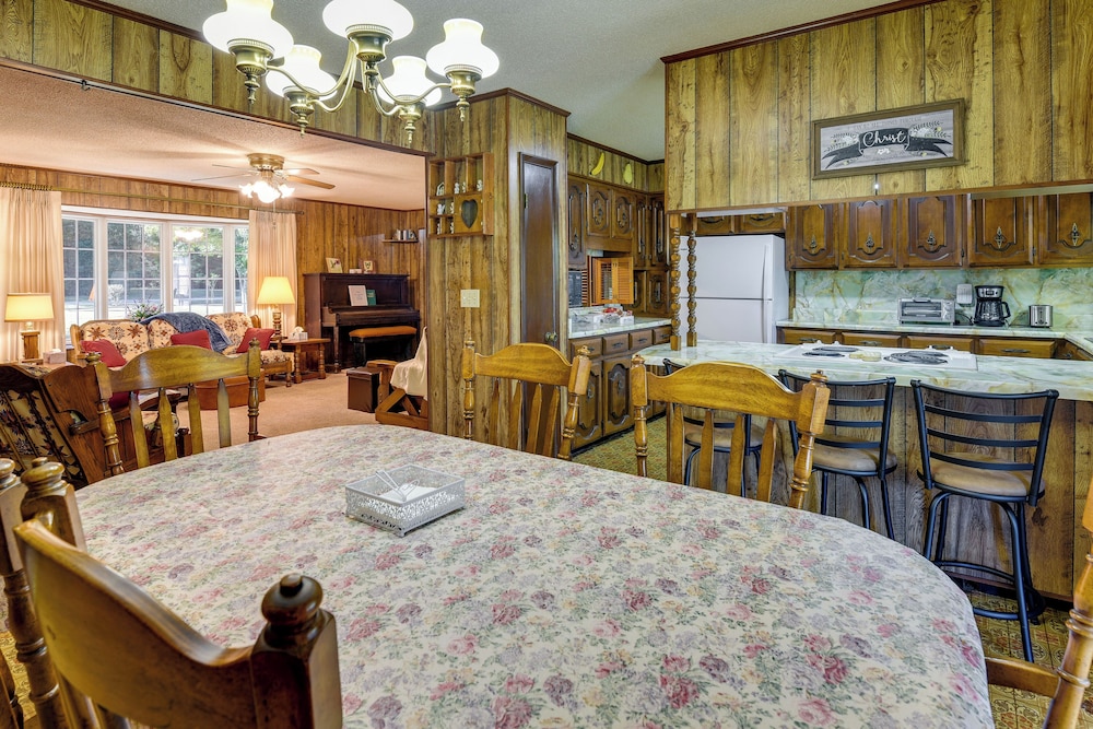 Vintage Chipley Getaway on Large Private Property - Property Image 8