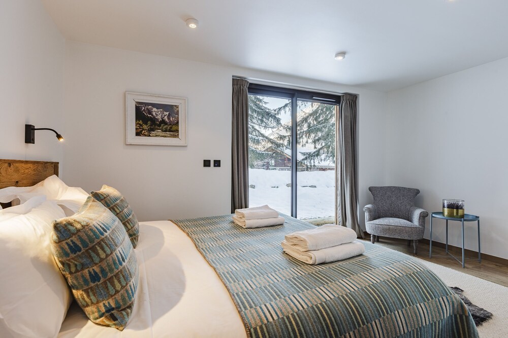 Chalet Black Squirrel Luxury Retreat With hot tub Sauna