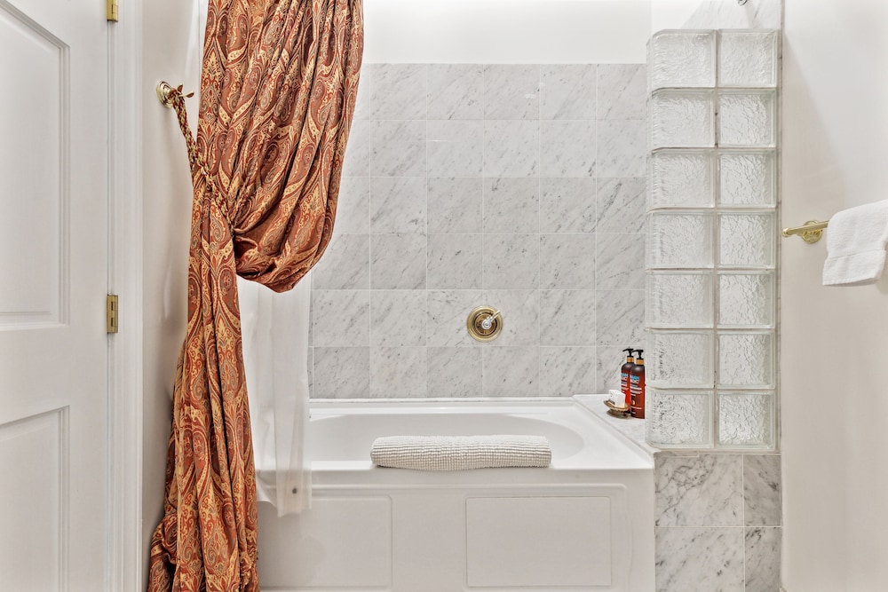 Columbia Vacations - The Columbia Inn at Peralynna Manor - Property Image 99