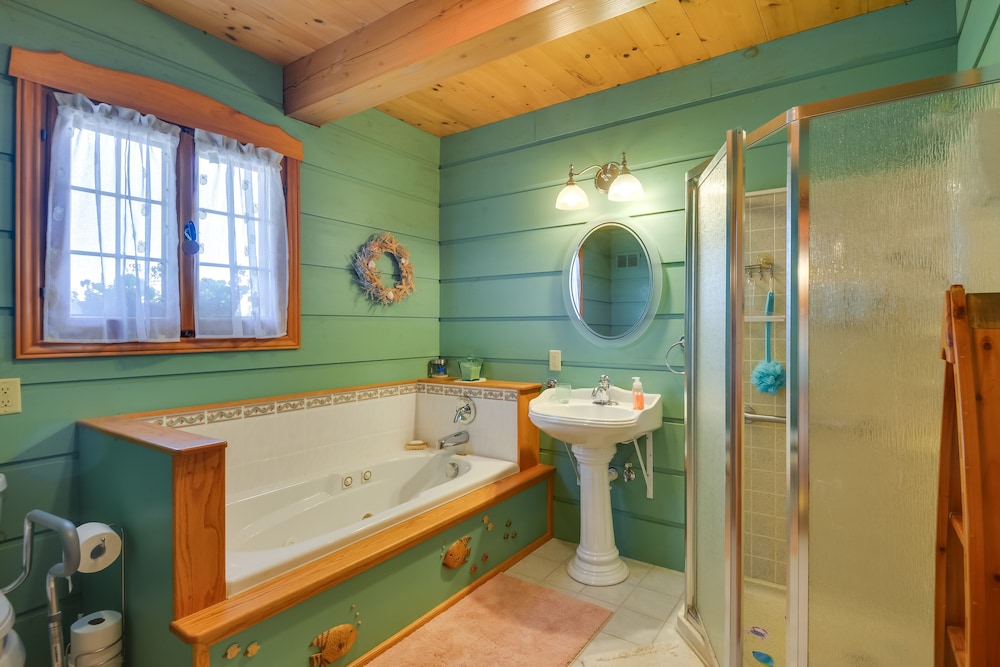 Warm & Cozy Clayton Cabin Near St Lawrence River! view 2