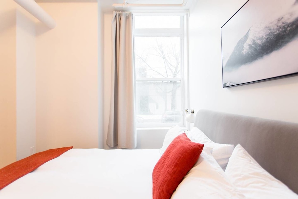 Amazing Plateau Loft Steps Away From Mount-royal view 3