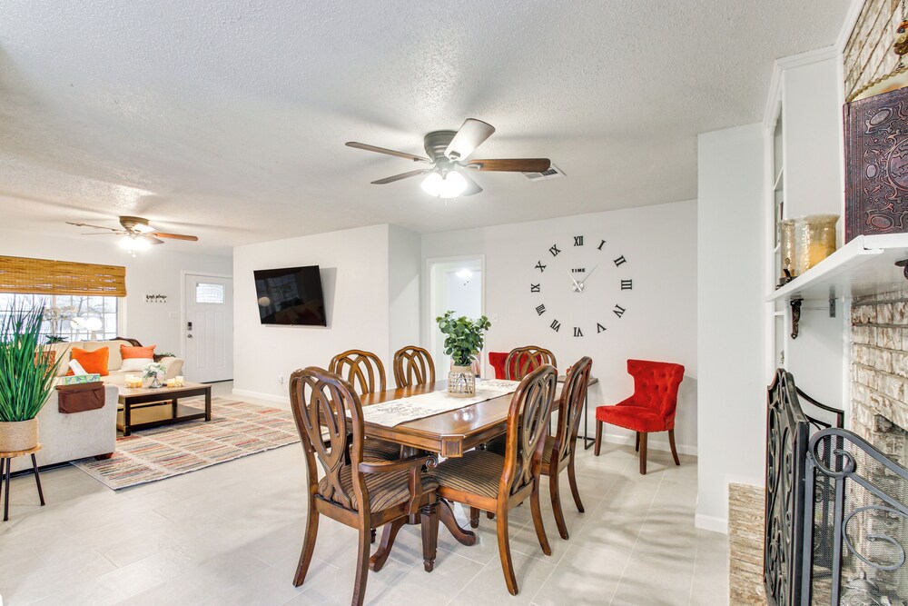 5 Mi to Museum of the Great Plains: Home w/ Patio