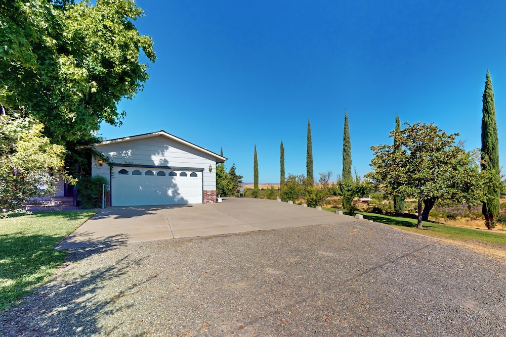 4BR Sierras-view Home w/ Pool & A/C - Dogs OK