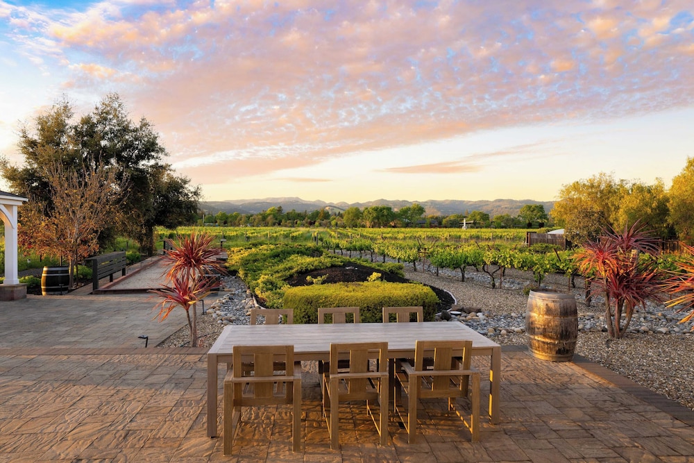 Chic Sonoma Oasis w/ Pool, Bocce, Hot Tub + Minutes to Downtown