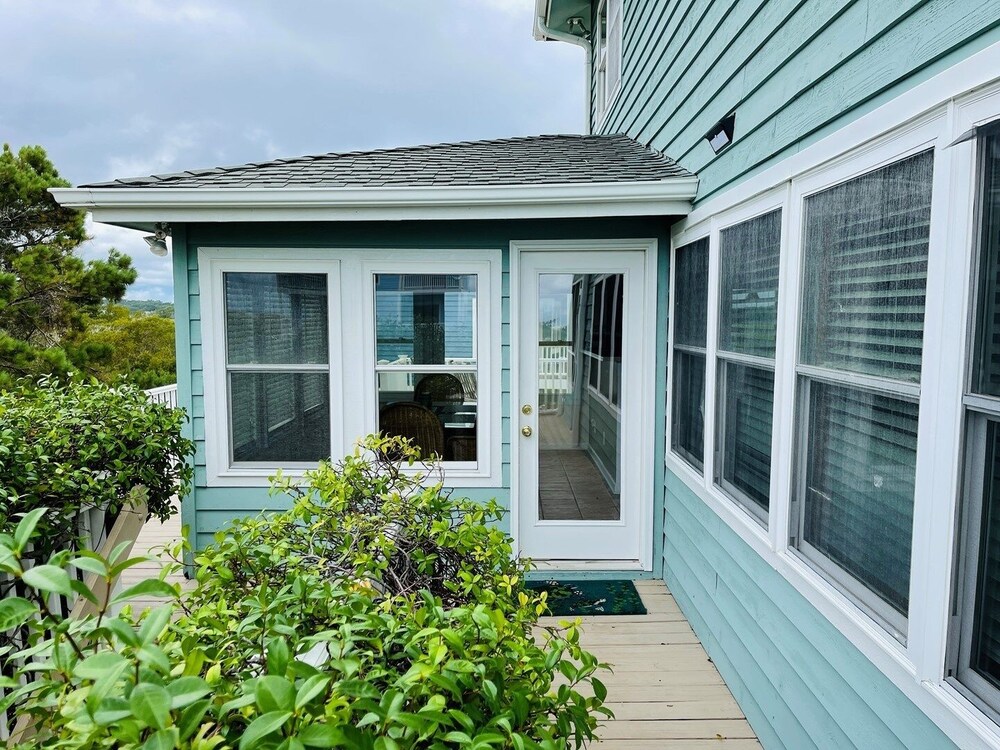 Fore Shore West- 4 Bedroom Home by RedAwning