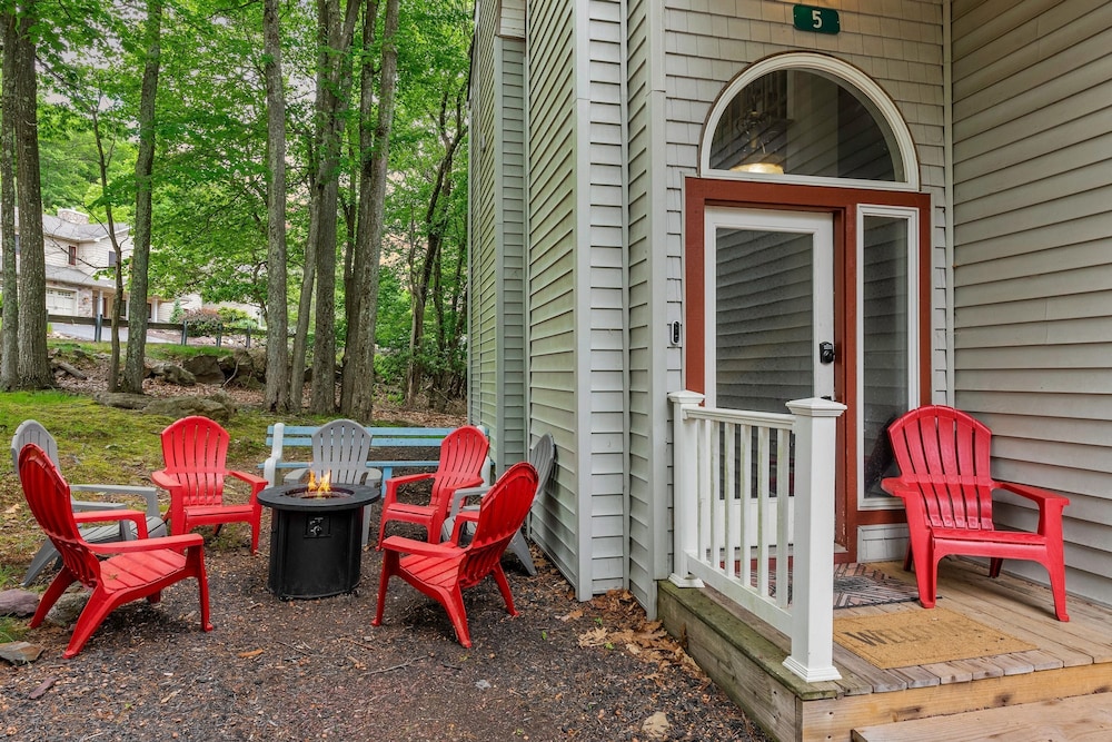 The Boulder Inn by Avantstay Indoor Hot Tub Game Room Outdoor Fire Pit
