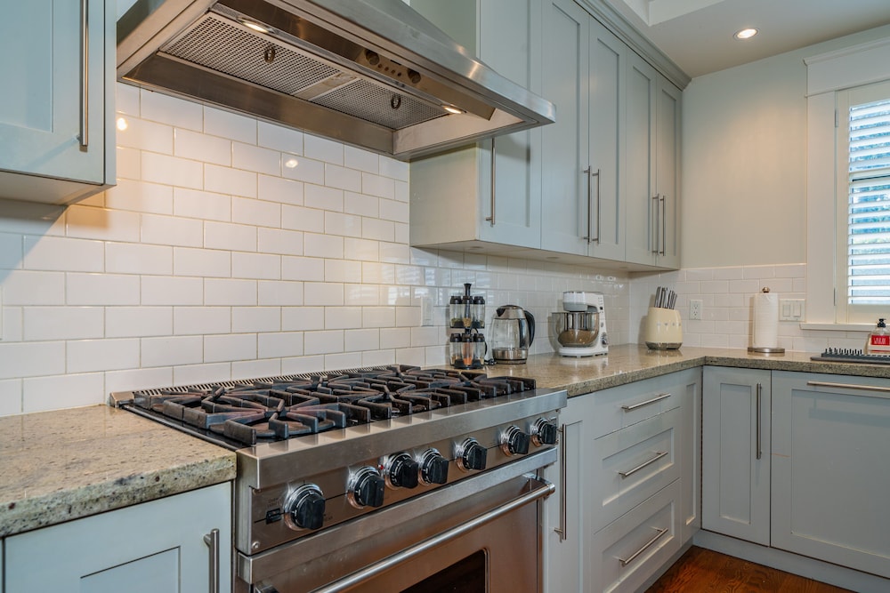 Elegant & Cozy Escape West Vancouver - Image 2