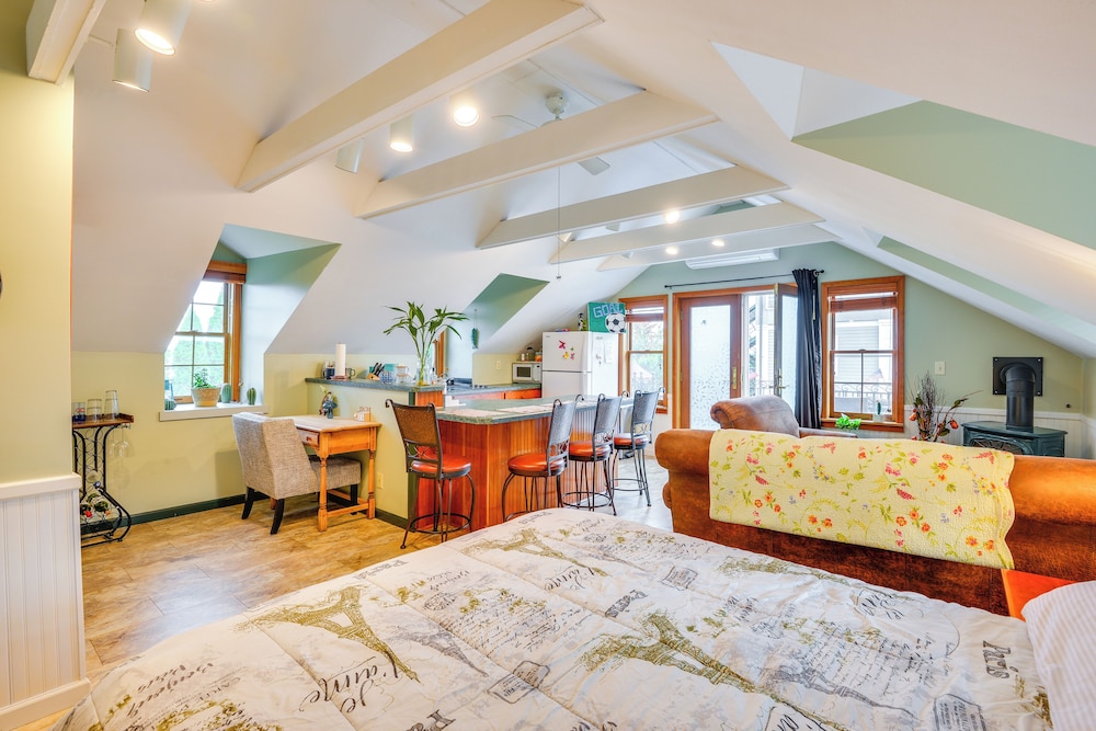 Walk to Marina: Dog-friendly Lake Ontario Studio