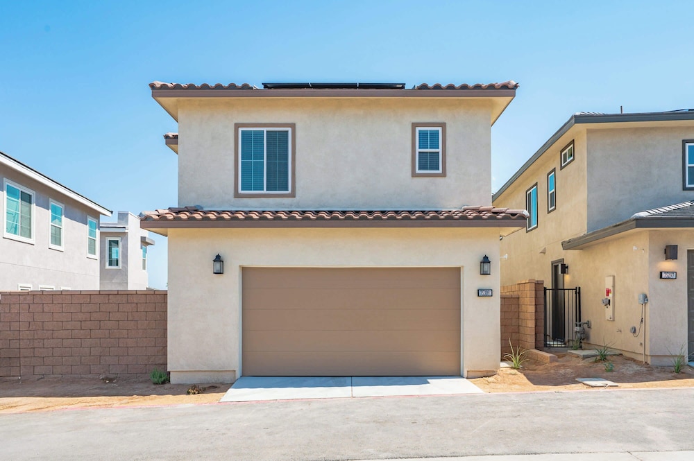 Stylish 3BR Oasis in Palm Desert Near El Paseo Zoo