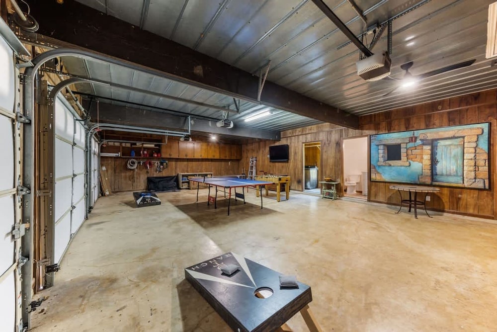 Spacious 90-acre Ranch Ideal for Families Reunions Events Sleeps 13 San Marcos River Access