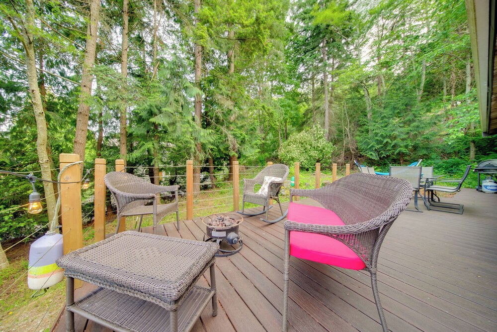 2 Blocks to Puget Sound Beach: Lummi Island Home