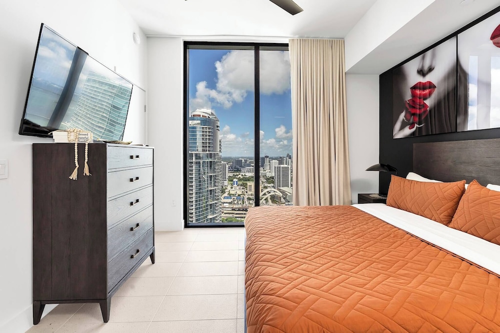 Luxury 1BR Penthouse, Bay & City Views Downtown