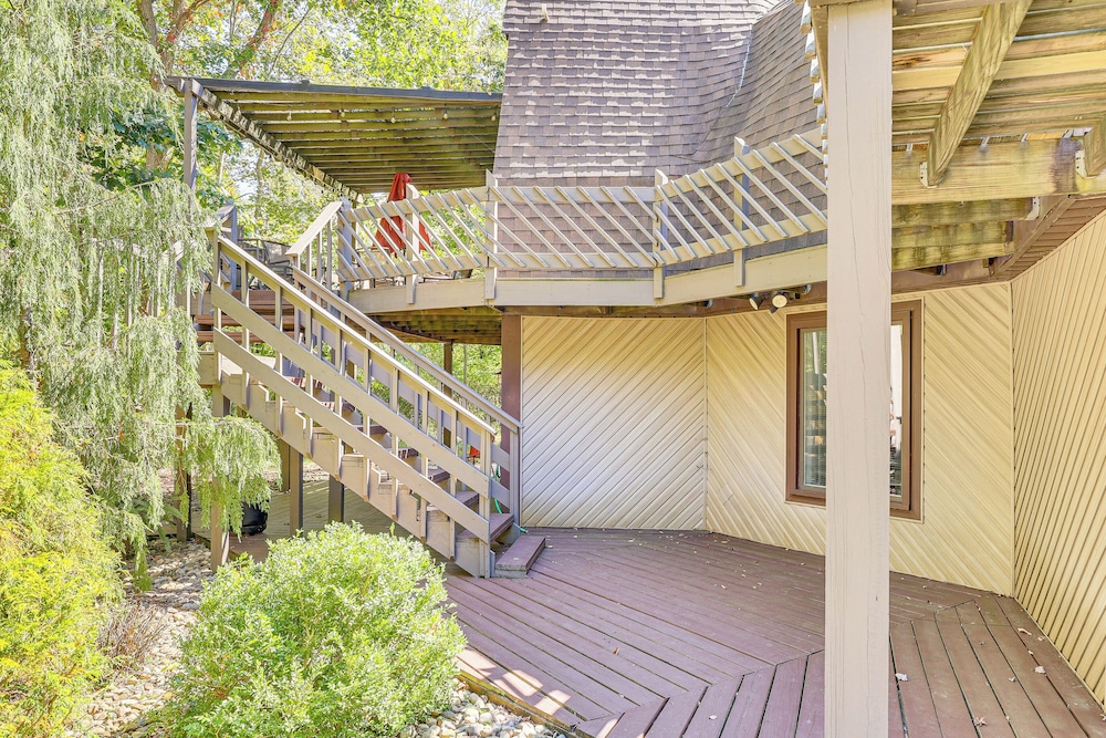 Walk to School House Winery: Home w/ Deck!