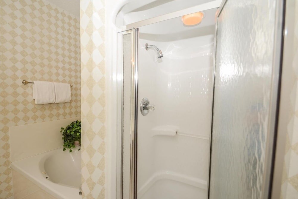 Canterbury Court 6 E 3 Bedroom Apts